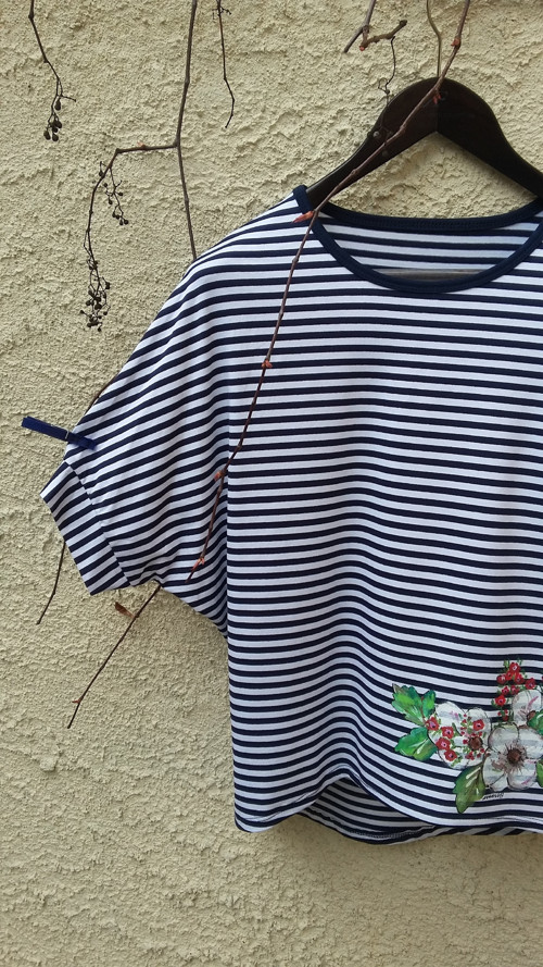 Rozkvetlé proužky oversized triko — foto 3