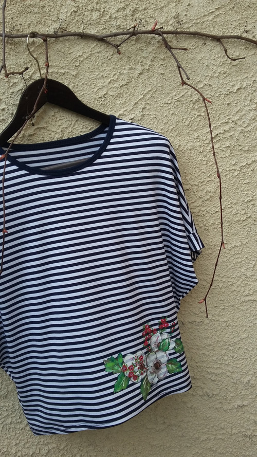 Rozkvetlé proužky oversized triko — foto 4