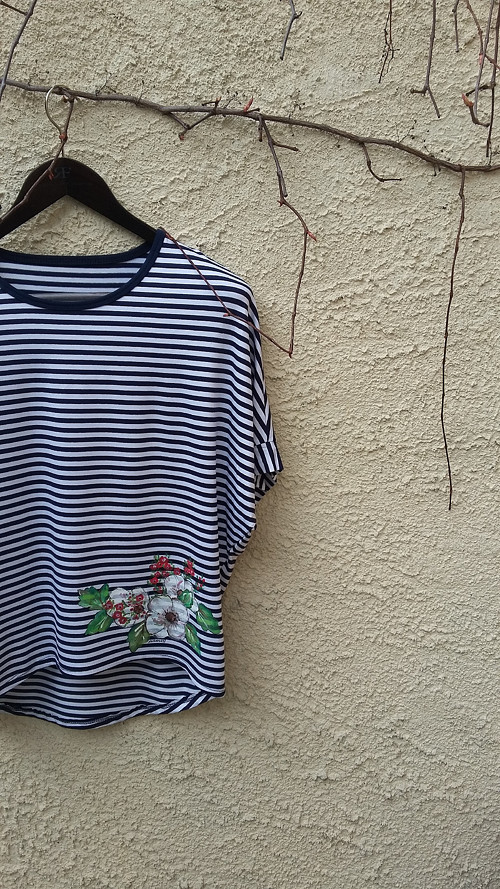 Rozkvetlé proužky oversized triko — foto 6