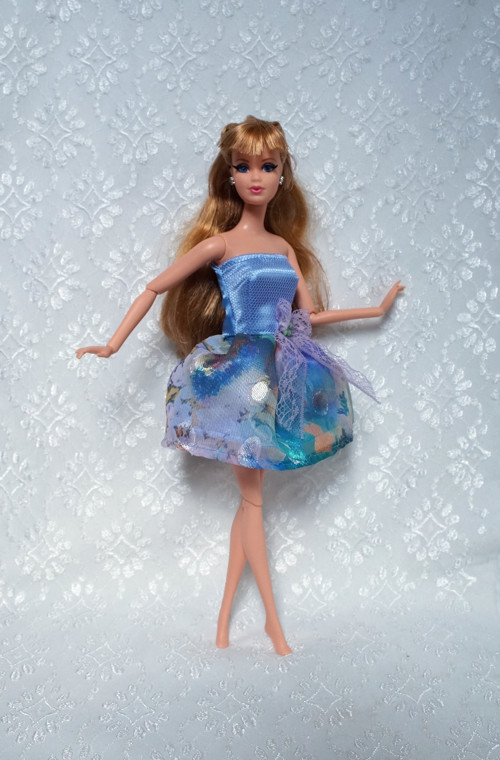 Romantické šaty pro Barbie — foto 3