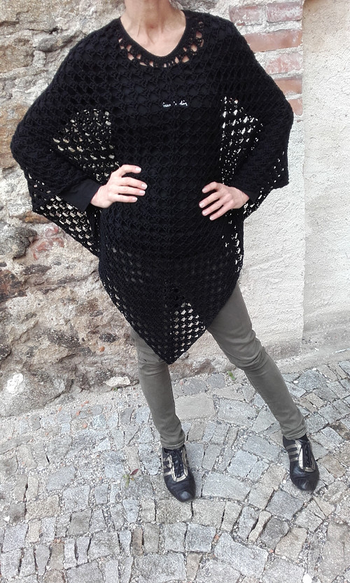 Černé lehčí pončo... "na přání" — foto 2