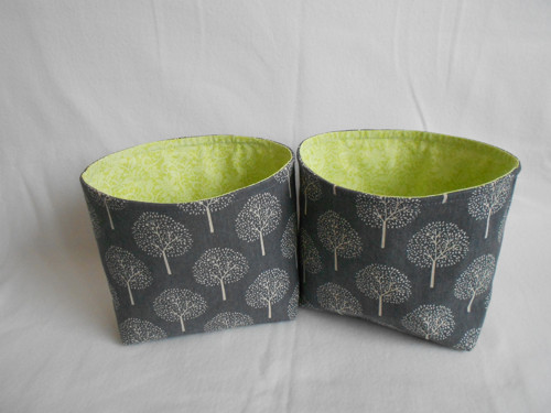 Látkový košíček - stromky na šedé — foto 4