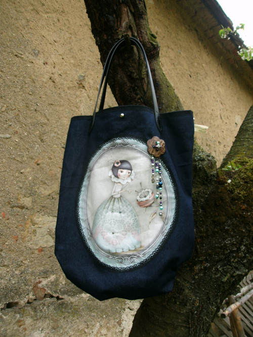 Marionetta v denimu a korálcích — foto 3
