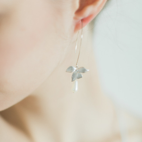 Stříbrné náušnice s perlami a orchidejemi — foto 2