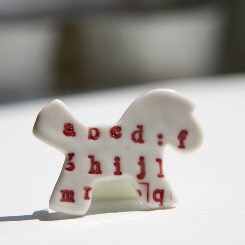 Přátelský... (porcelánová brož) — foto 2