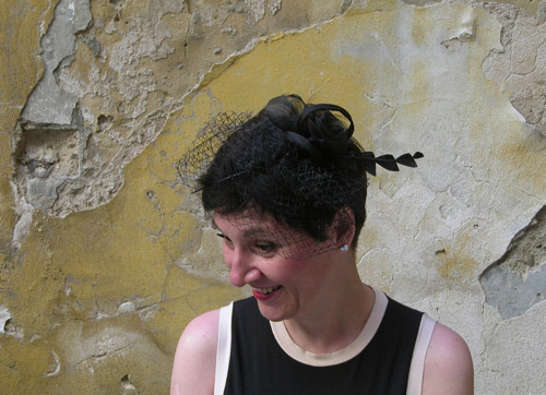 Fascinátor - černý - modistická stuha, závoj, brk — foto 2