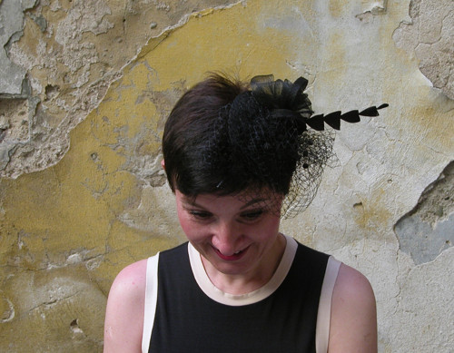 Fascinátor - černý - modistická stuha, závoj, brk — foto 5