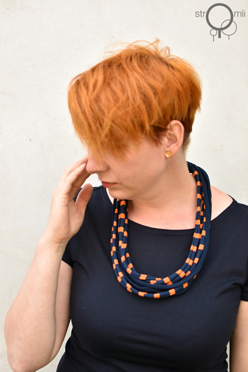 Náhrdelník pruhovaný modro-oranžový — foto 3