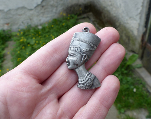 Nefertiti...kovový přívěšek — foto 2