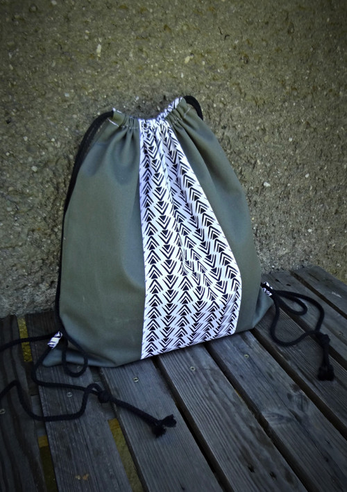 Dámský minimalistický batoh s geometrickým vzorem. — foto 2