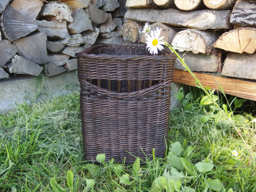 Tmavě hnědý košík s průhmatem — foto 2