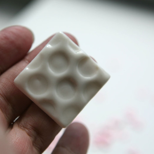 Malá Dotty (porcelánová brož) — foto 3