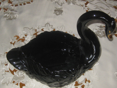 Černá labuť - porcelánový obal na květináč — foto 3