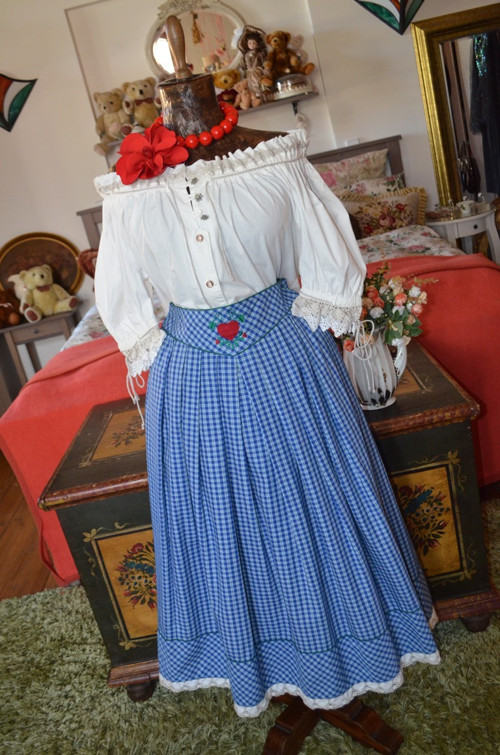Dobová suknice pro holku modrookou — foto 4