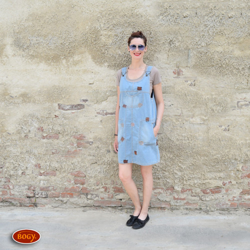 Světlá riflová šatovka s mini záplatami - 42 — foto 4