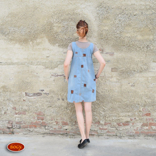 Světlá riflová šatovka s mini záplatami - 42 — foto 6