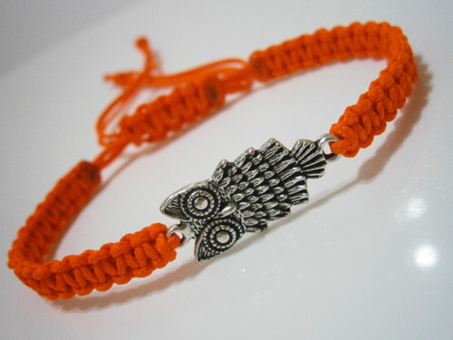 Neonový oranžový náramek se sovičkou (macramé) — foto 2
