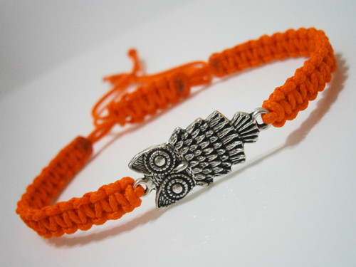 Neonový oranžový náramek se sovičkou (macramé) — foto 3