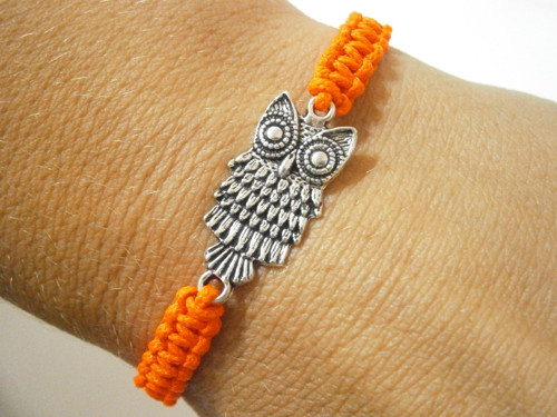 Neonový oranžový náramek se sovičkou (macramé) — foto 4