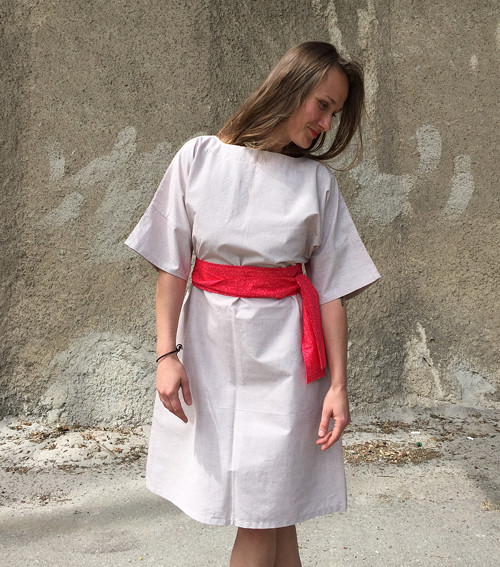 Béžová tunika s páskem — foto 2