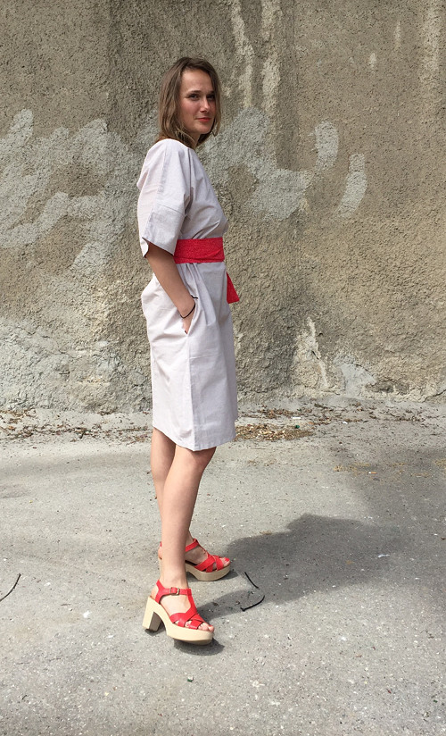 Béžová tunika s páskem — foto 3