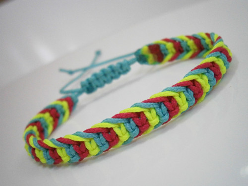 Neonový tříbarevný náramek (macramé) — foto 2