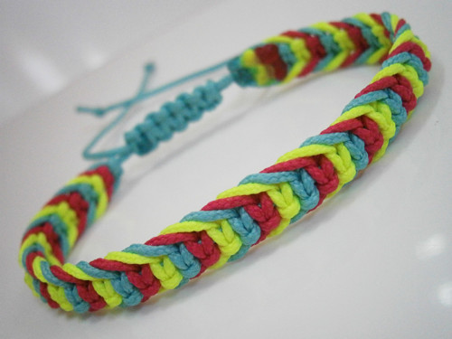 Neonový tříbarevný náramek (macramé) — foto 3