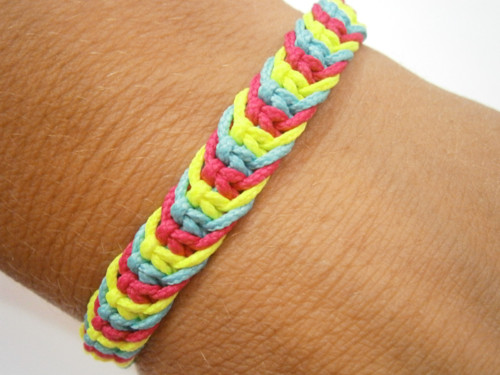 Neonový tříbarevný náramek (macramé) — foto 4