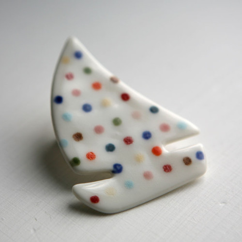 Barevná plavba (porcelánová brož) — foto 2