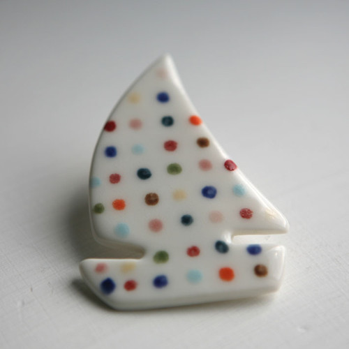 Barevná plavba (porcelánová brož) — foto 3