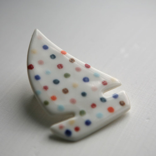 Barevná plavba (porcelánová brož) — foto 4