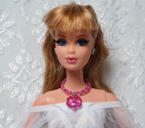 Náhrdelník pro Barbie s kytičkou — foto 2