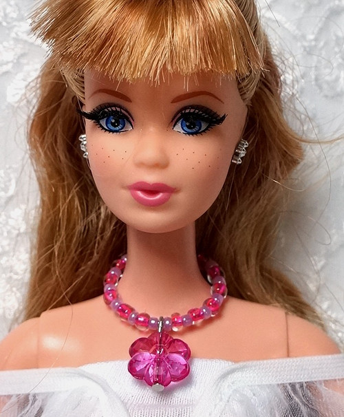 Náhrdelník pro Barbie s kytičkou — foto 3