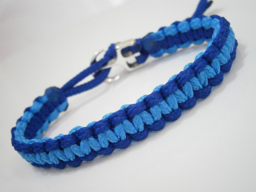 Modrý dvoubarevný náramek (macramé) — foto 2