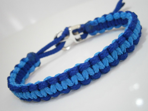 Modrý dvoubarevný náramek (macramé) — foto 3