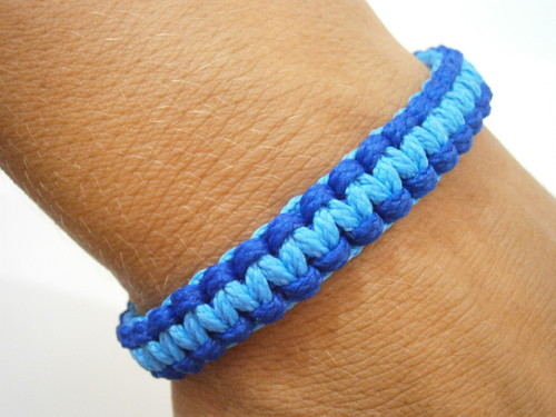 Modrý dvoubarevný náramek (macramé) — foto 5