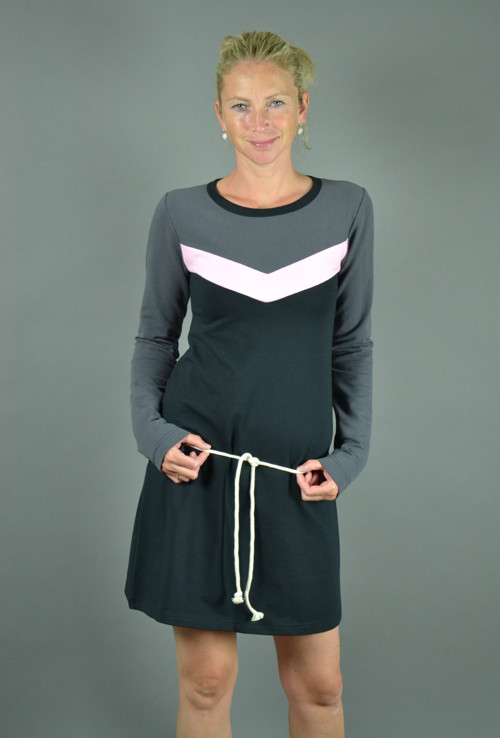 Tříbarevné šaty — foto 2