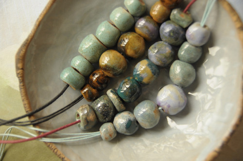 Amulet kostí klíčních/ keramické korále — foto 2