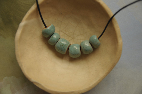 Amulet kostí klíčních/ keramické korále — foto 3