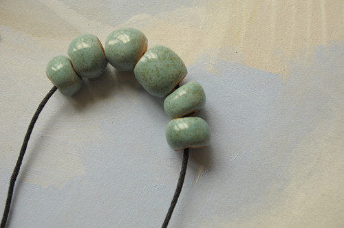 Amulet kostí klíčních/ keramické korále — foto 5