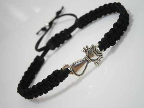 Černý náramek s kočkou (macramé) — foto 2