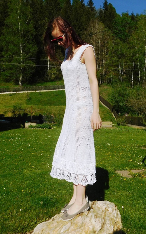 Dlouhé bílé šaty — foto 6