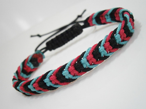 Neonový tříbarevný náramek (macramé) — foto 2