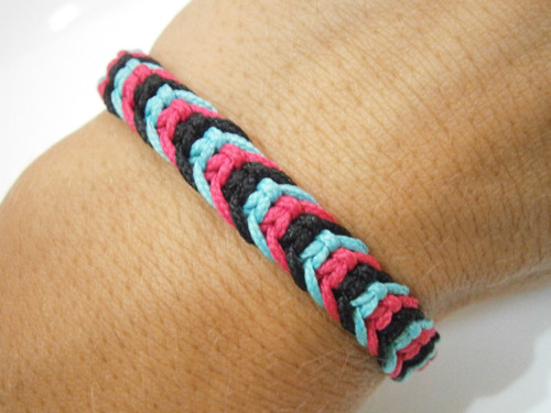 Neonový tříbarevný náramek (macramé) — foto 4