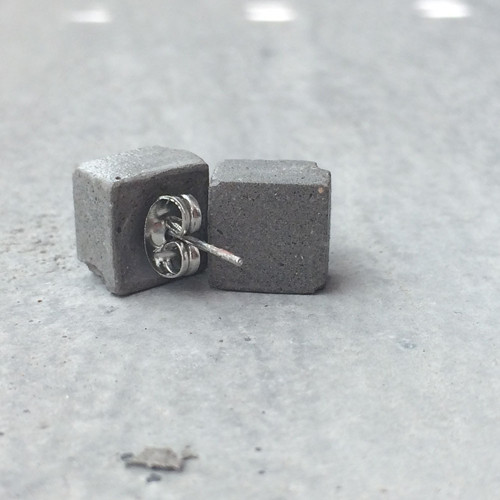 Betónové náušnice Half - Cube gray — foto 2