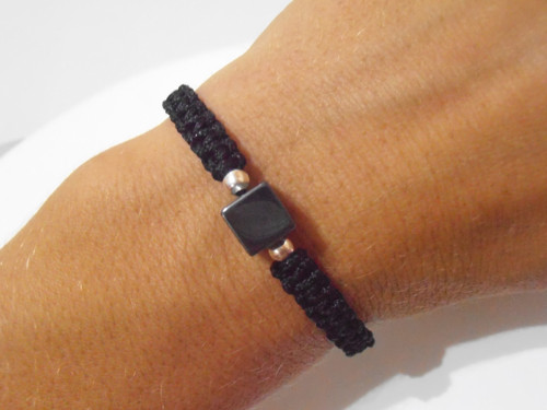 Černý náramek s Hematitem (macramé) - Unisex — foto 2