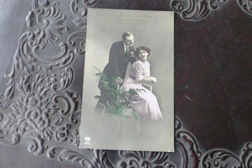 S růží v klopě...stará pohlednice — foto 2