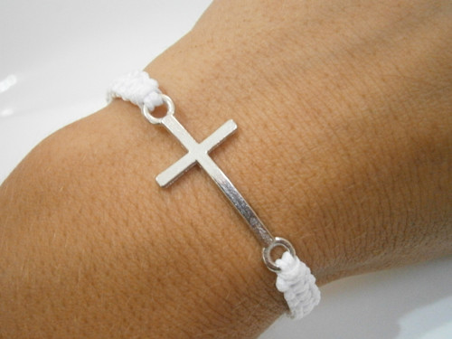 Bílý náramek s křížkem (macramé) — foto 2