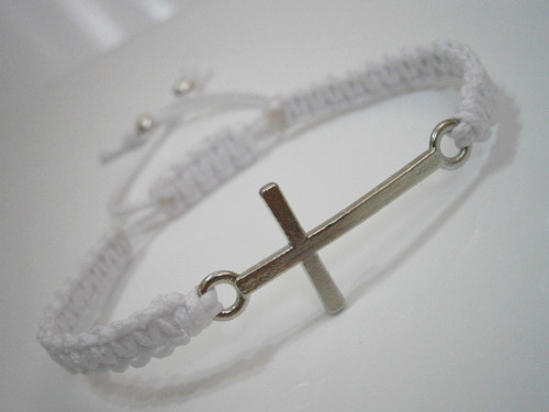 Bílý náramek s křížkem (macramé) — foto 3