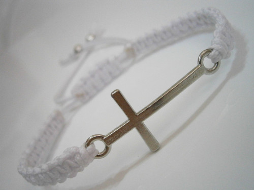 Bílý náramek s křížkem (macramé) — foto 4